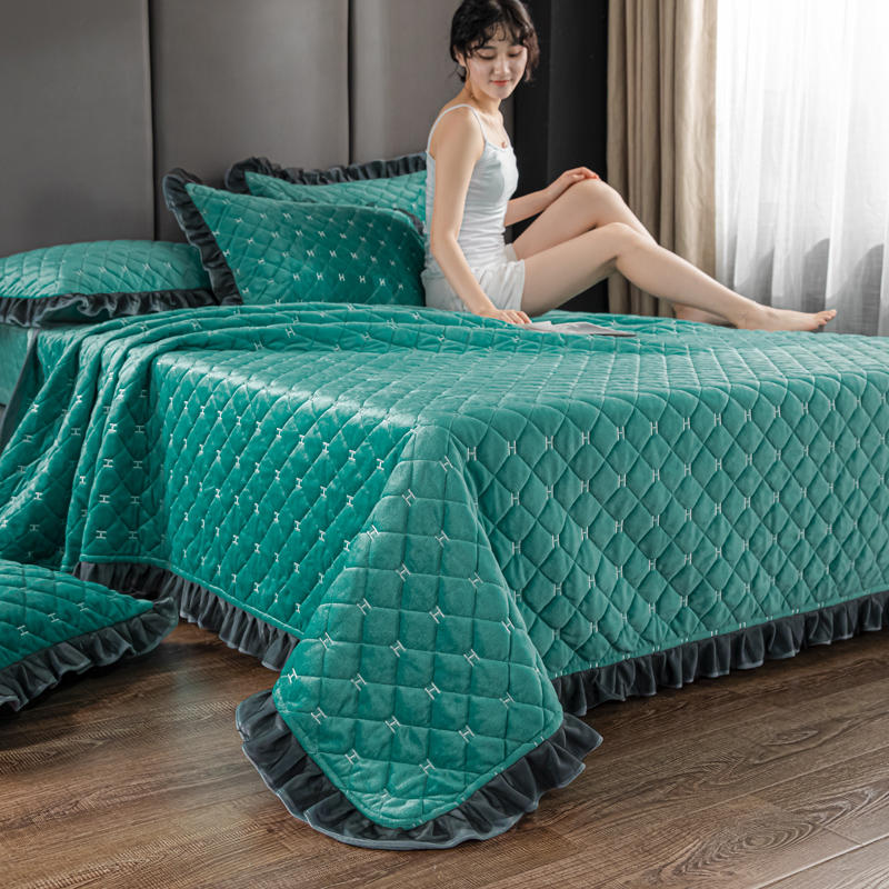 Double Bed green Bedspread