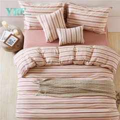 cama de sábanas rosa