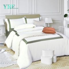 ropa de cama blanca suave con verde
