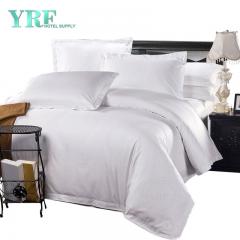Ropa de cama blanca del hotel