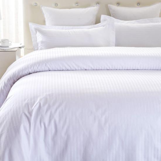 Habitación con descuento Cómoda ropa de cama de hotel clásica con raya king size