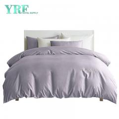 Ropa de cama de hotel color crema