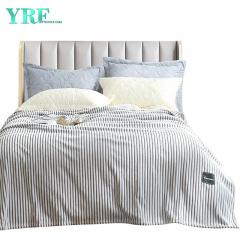 Manta ultrasuave de cama blanca y marrón arena
