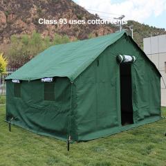 Carpa verde a prueba de viento para uso gubernamental en exteriores.