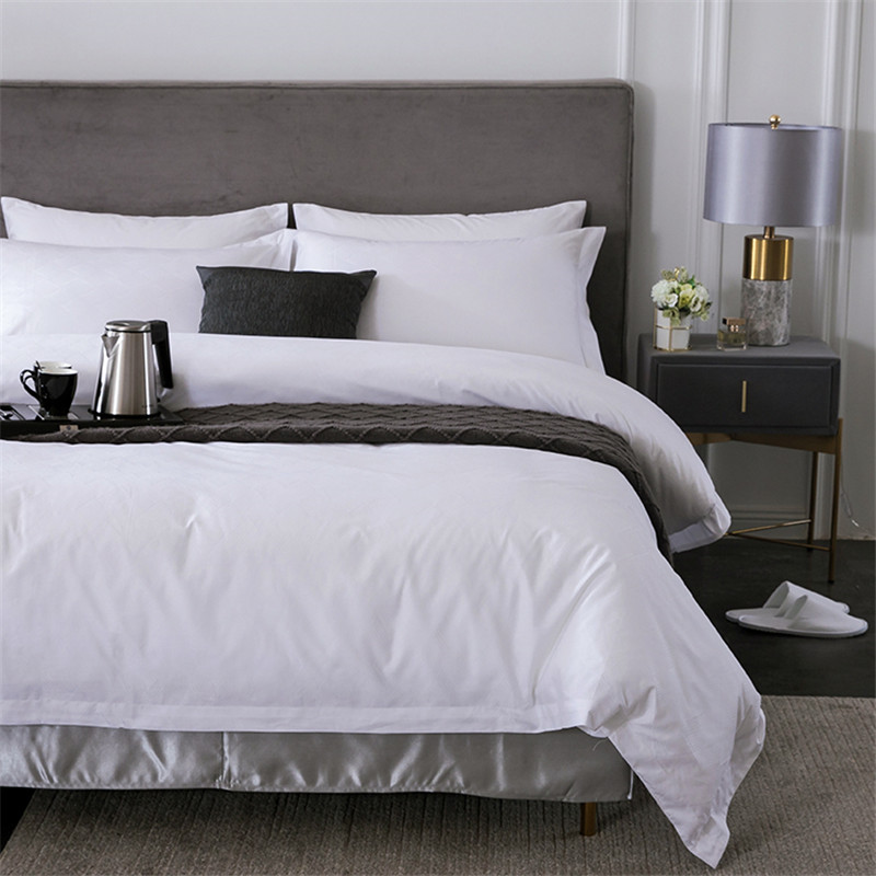 Hay sangre en las sábanas del hotel, ¿cómo las lavo inmediatamente?