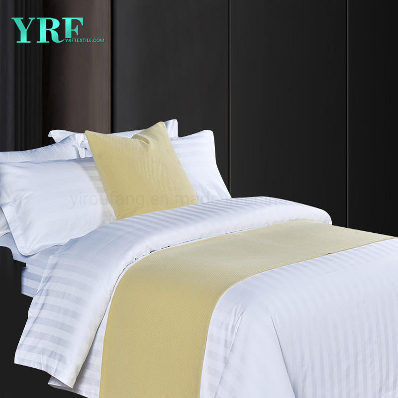 ¿Dónde se consiguen las fundas nórdicas y sábanas blancas en el hotel?