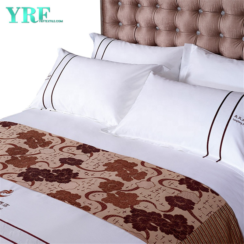 ¿Qué causa que la ropa de cama del hotel se vuelva amarilla?